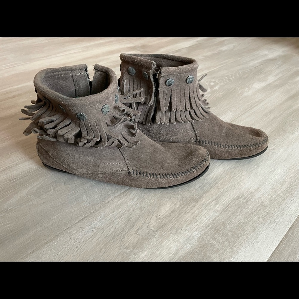 Minnetonka double fringe booties- womens 9